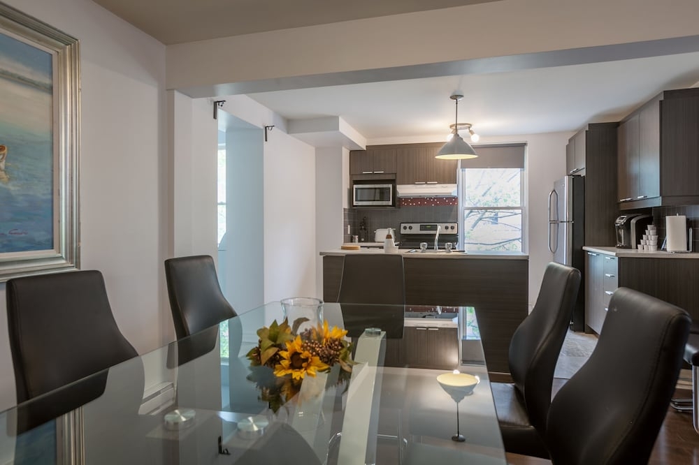 客室内のダイニングエリア