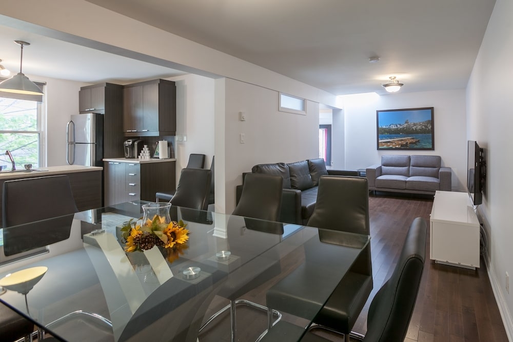 客室内のダイニングエリア