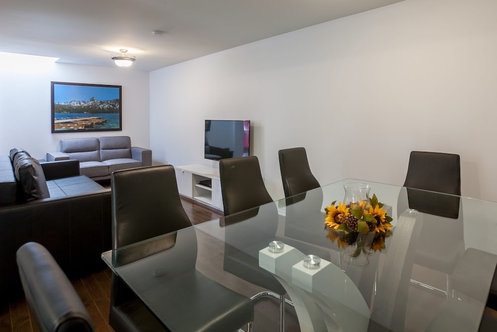 客室内のダイニングエリア