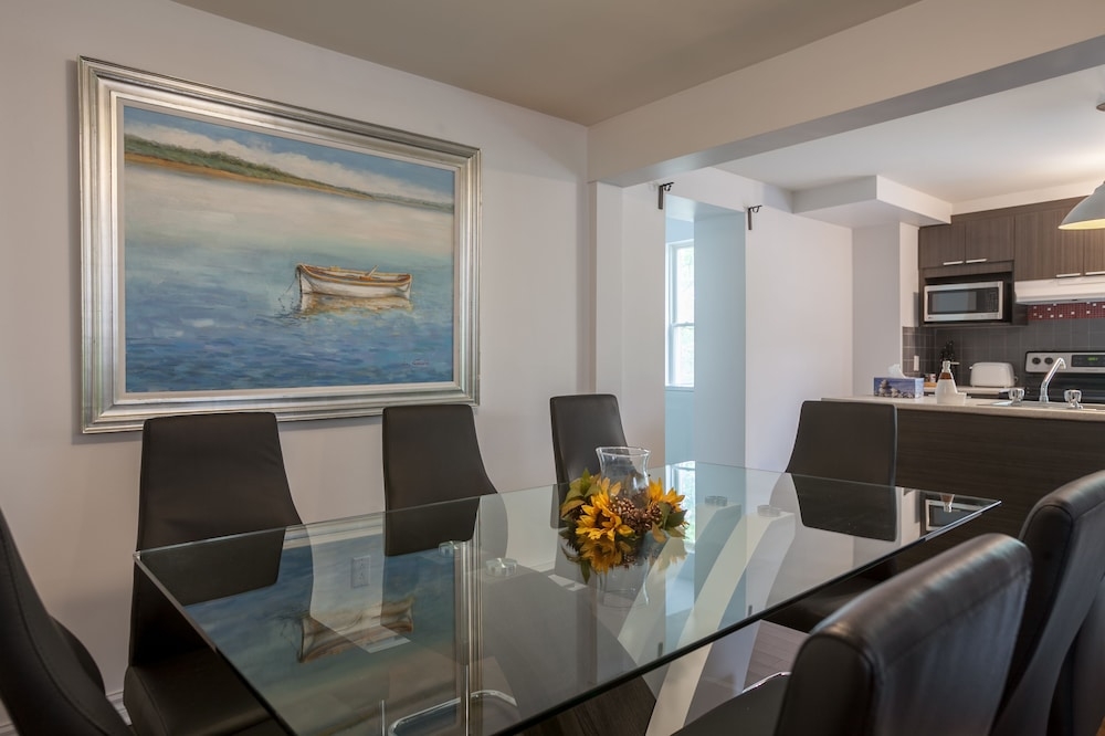 客室内のダイニングエリア