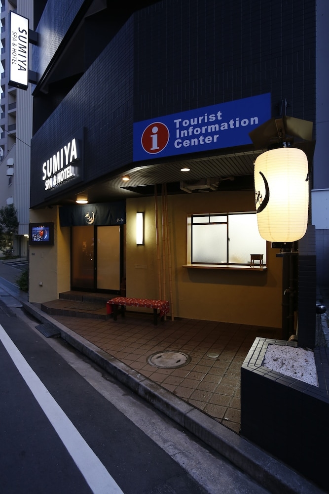 施設の正面 (日没後)