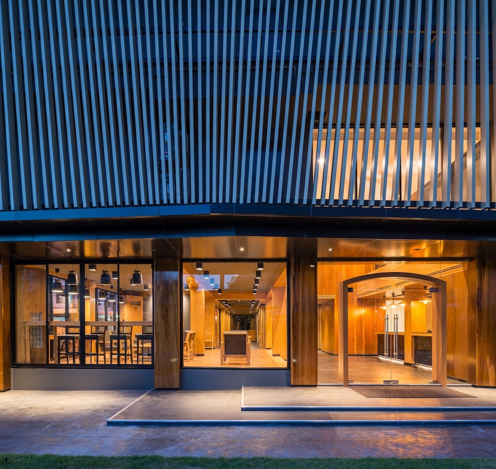 施設の正面 (日没後)