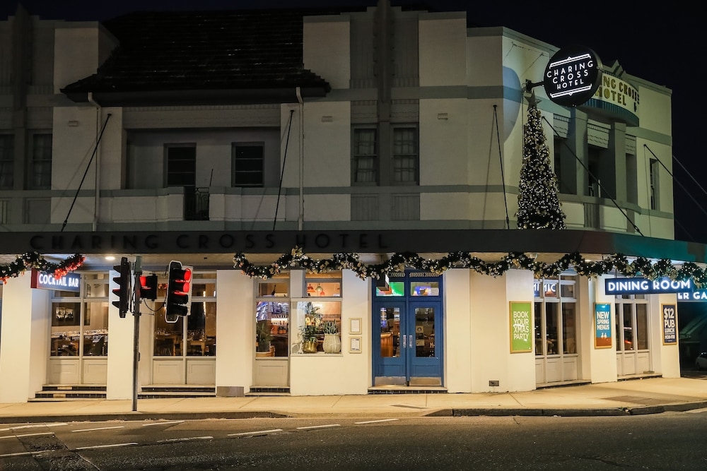 施設の正面 (日没後)