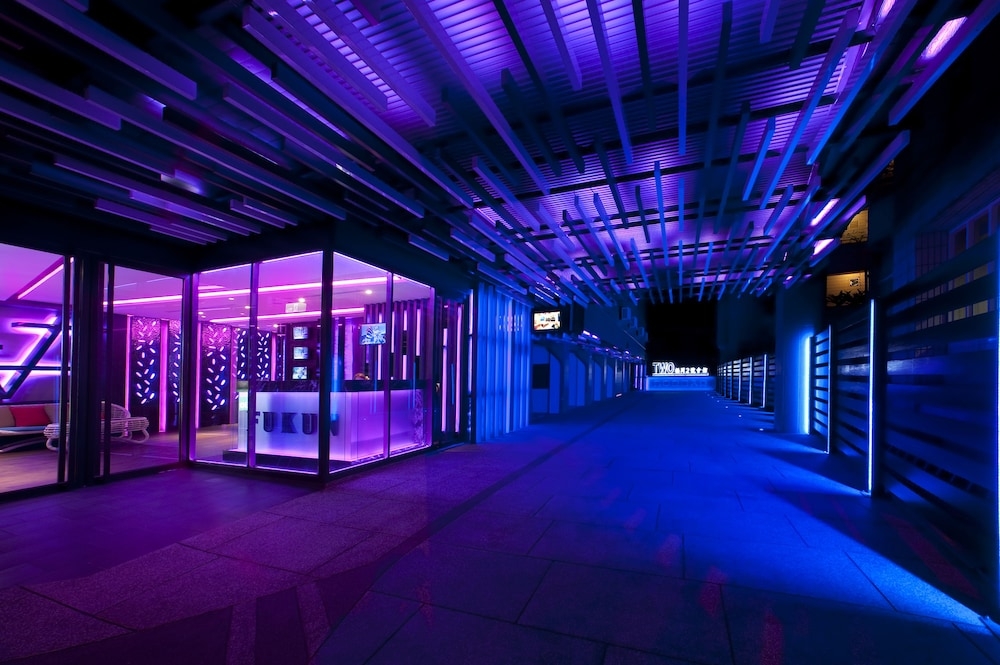 施設の正面 (日没後)