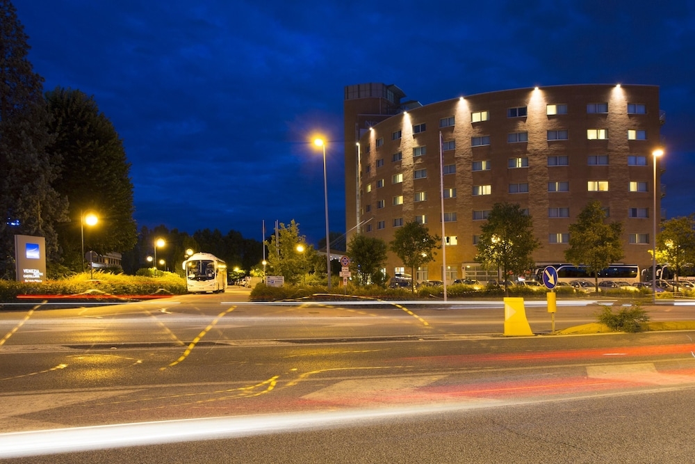 施設の正面 (日没後)