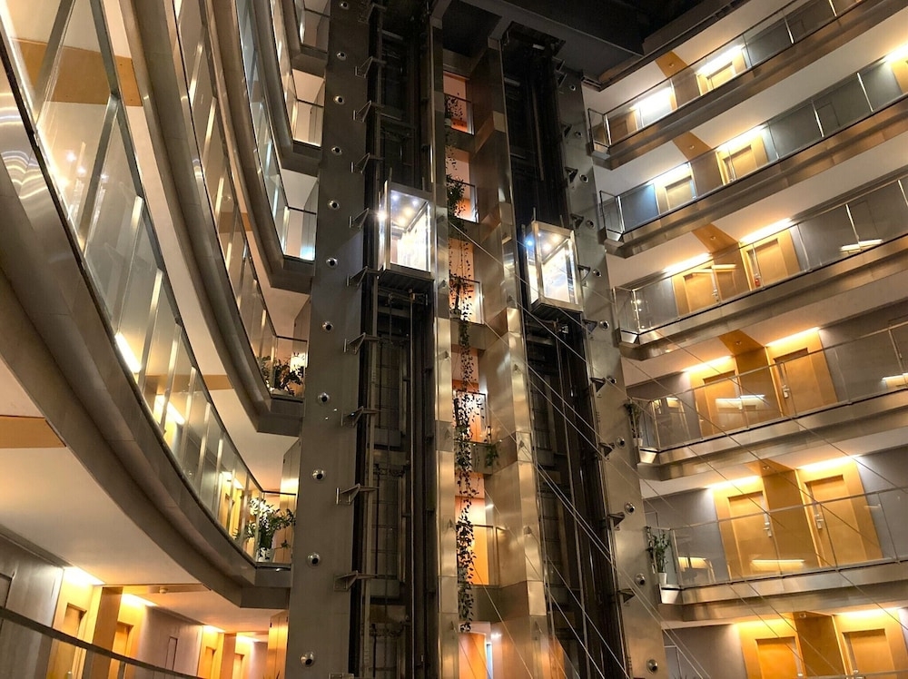 施設の正面 (日没後)