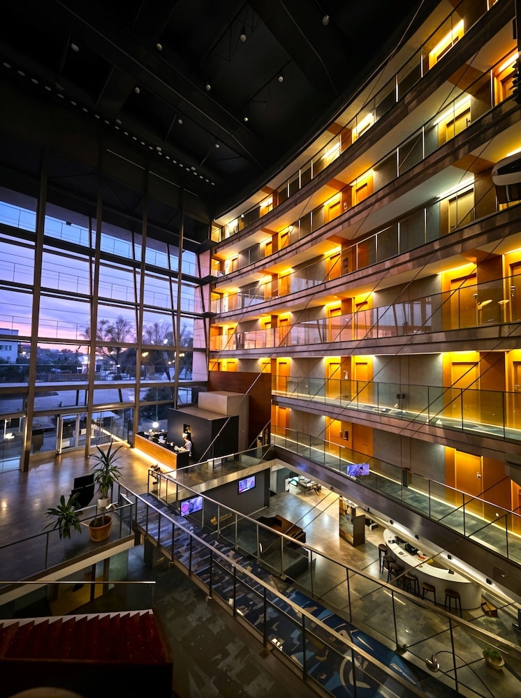 施設の正面 (日没後)