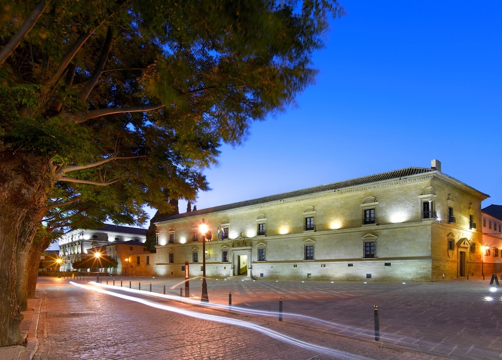 施設の正面 (日没後)