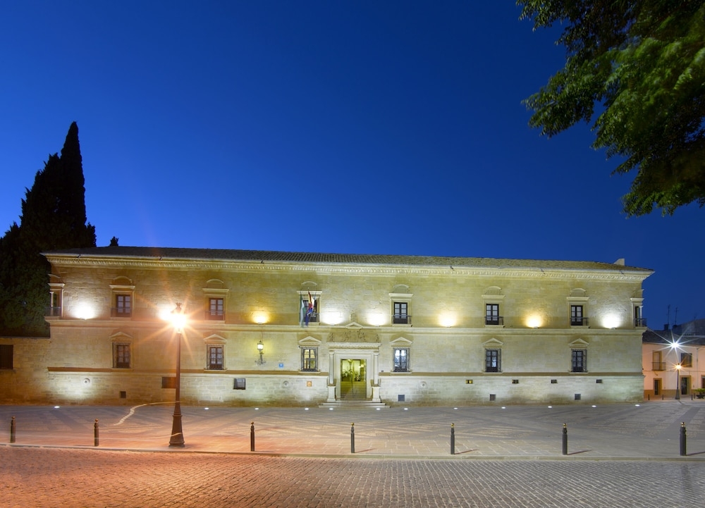 施設の正面 (日没後)