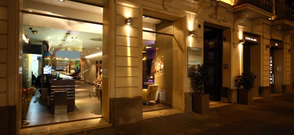 施設の正面 (日没後)