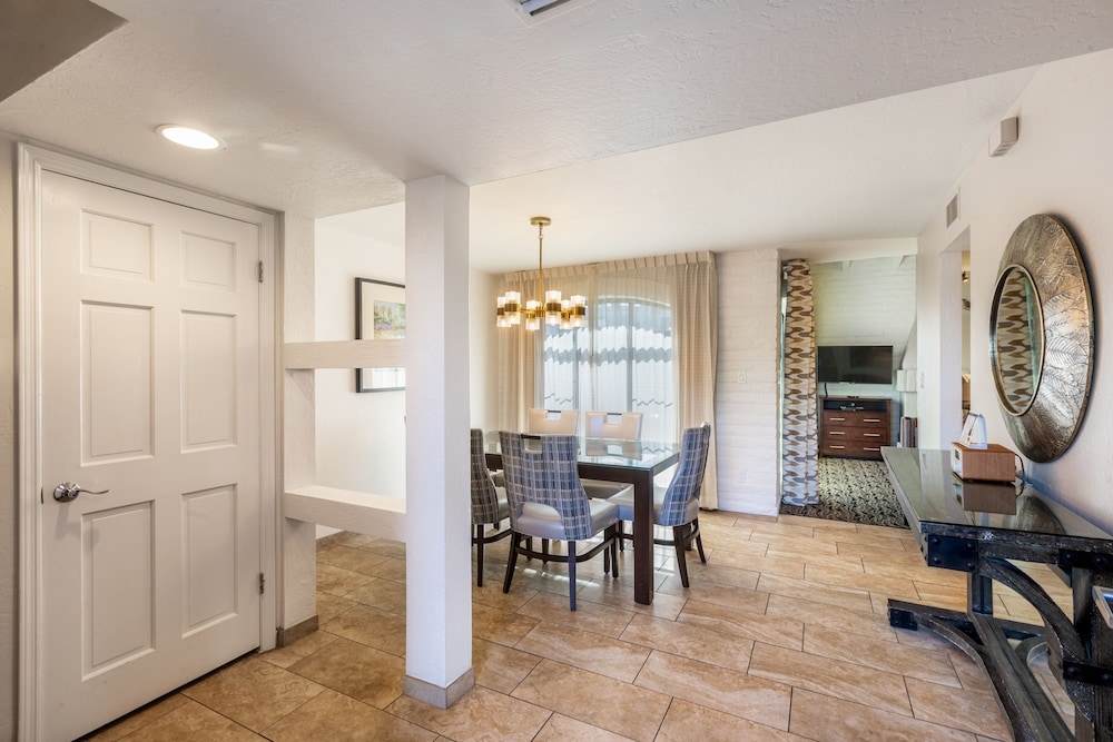 客室内のダイニングエリア