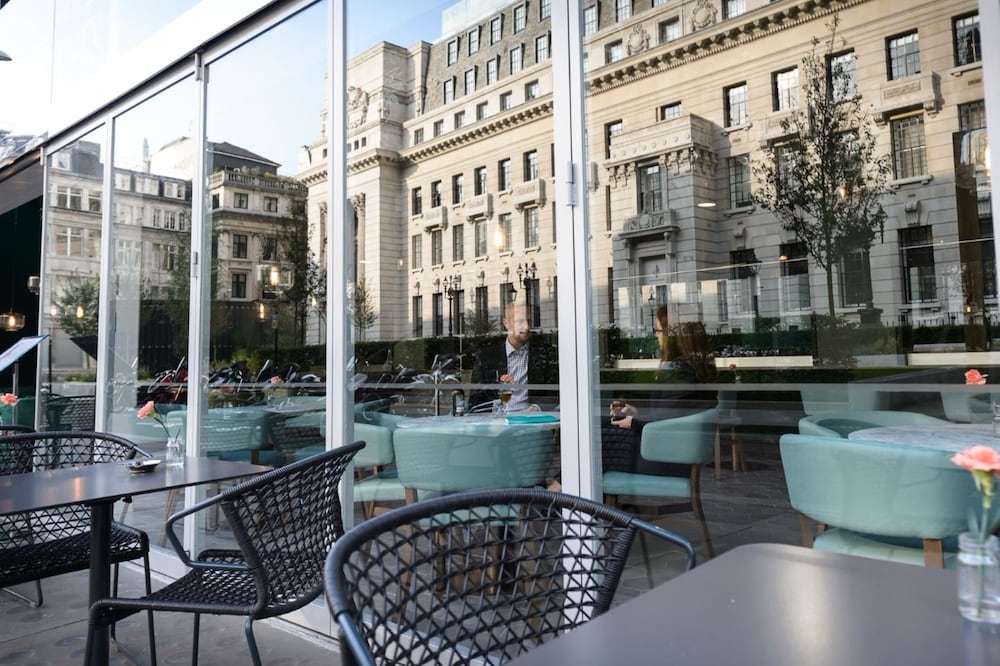 屋外ダイニングエリア