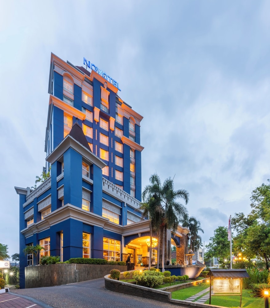 施設の正面 (日没後)