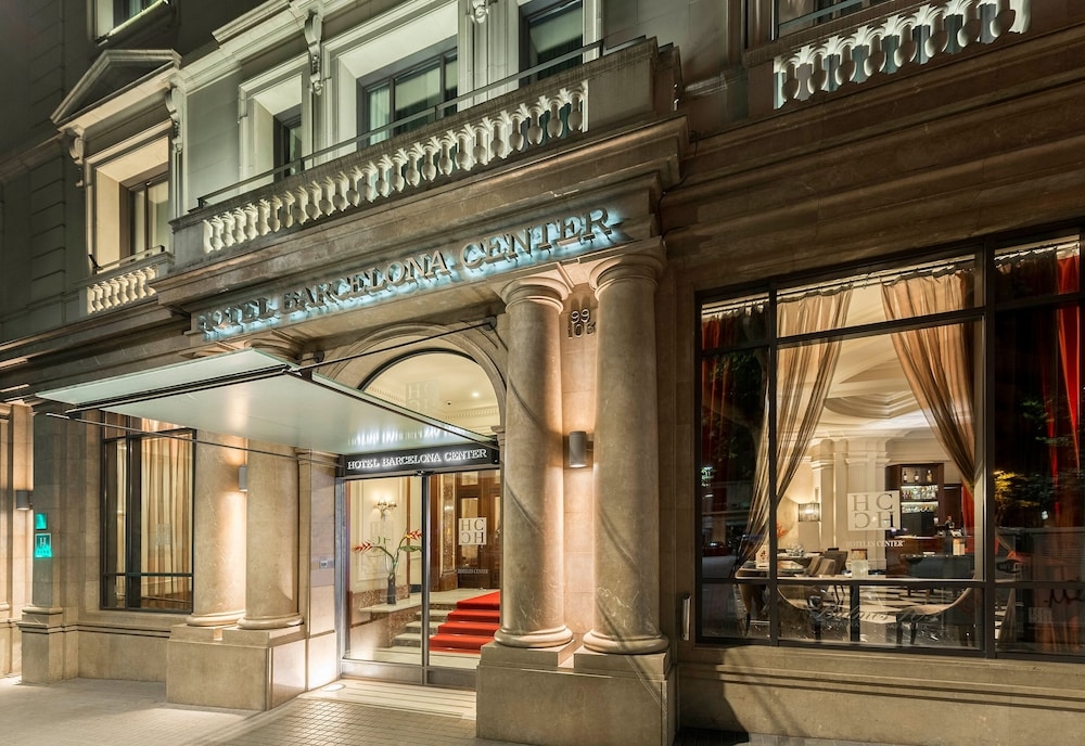 施設の正面 (日没後)