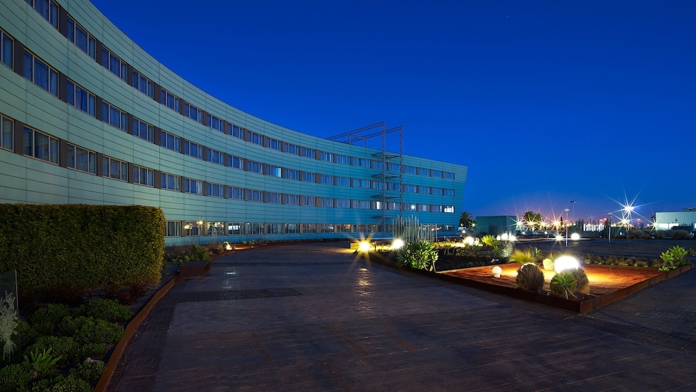 施設の正面 (日没後)