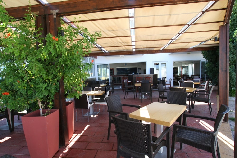 施設の正面 (日没後)