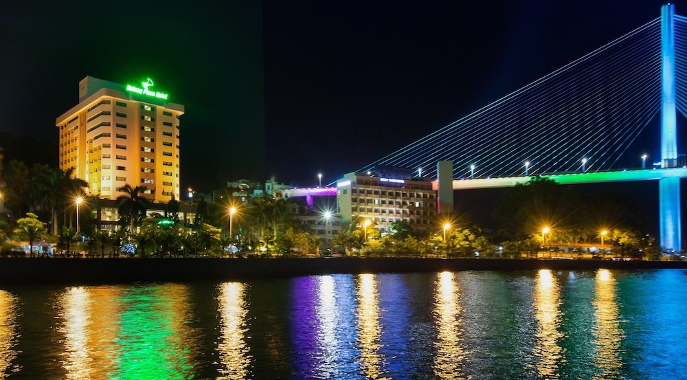 施設の正面 (日没後)