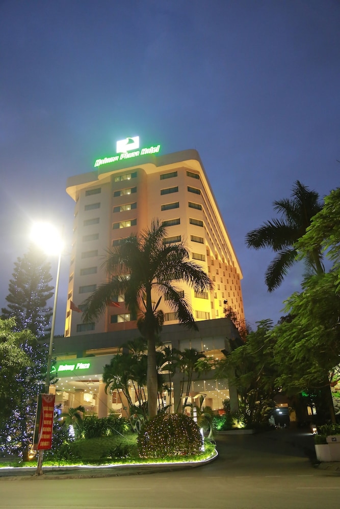 施設の正面 (日没後)