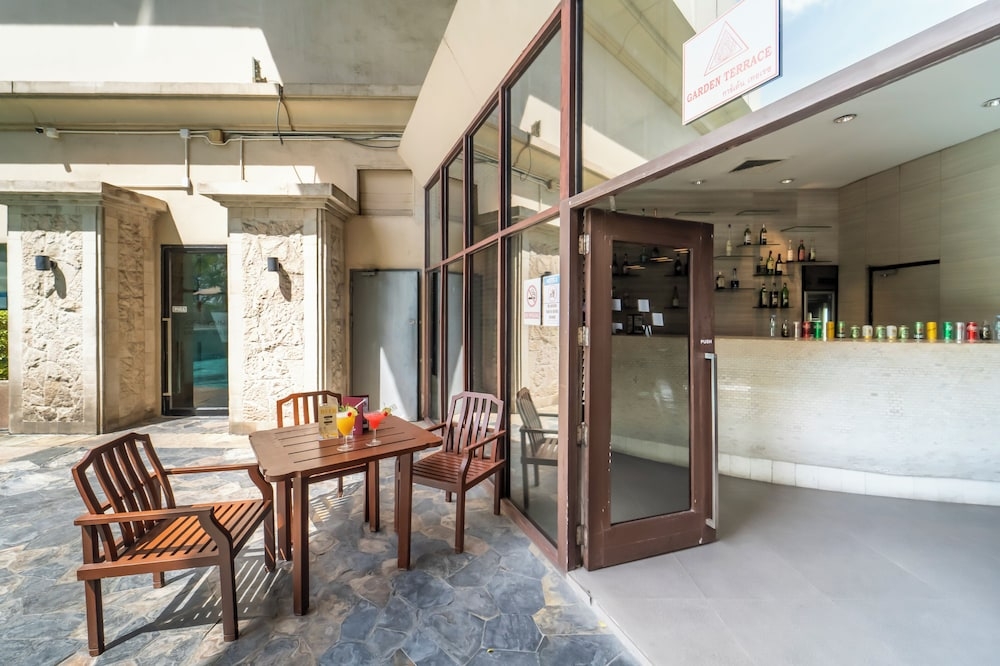 プールサイドバー