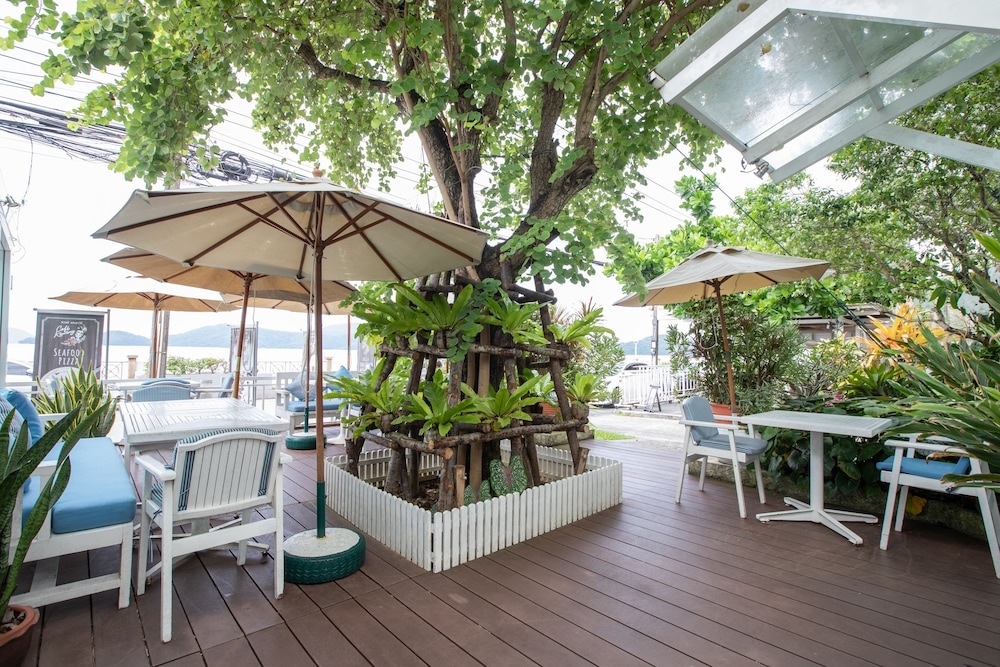 屋外ダイニングエリア