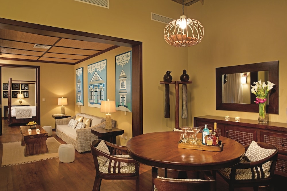 客室内のダイニングエリア