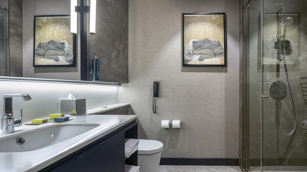 バスルームのシャワー