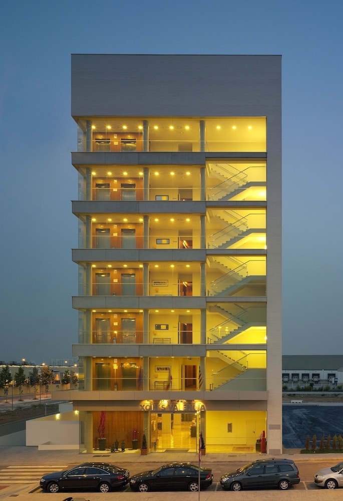 施設の正面 (日没後)