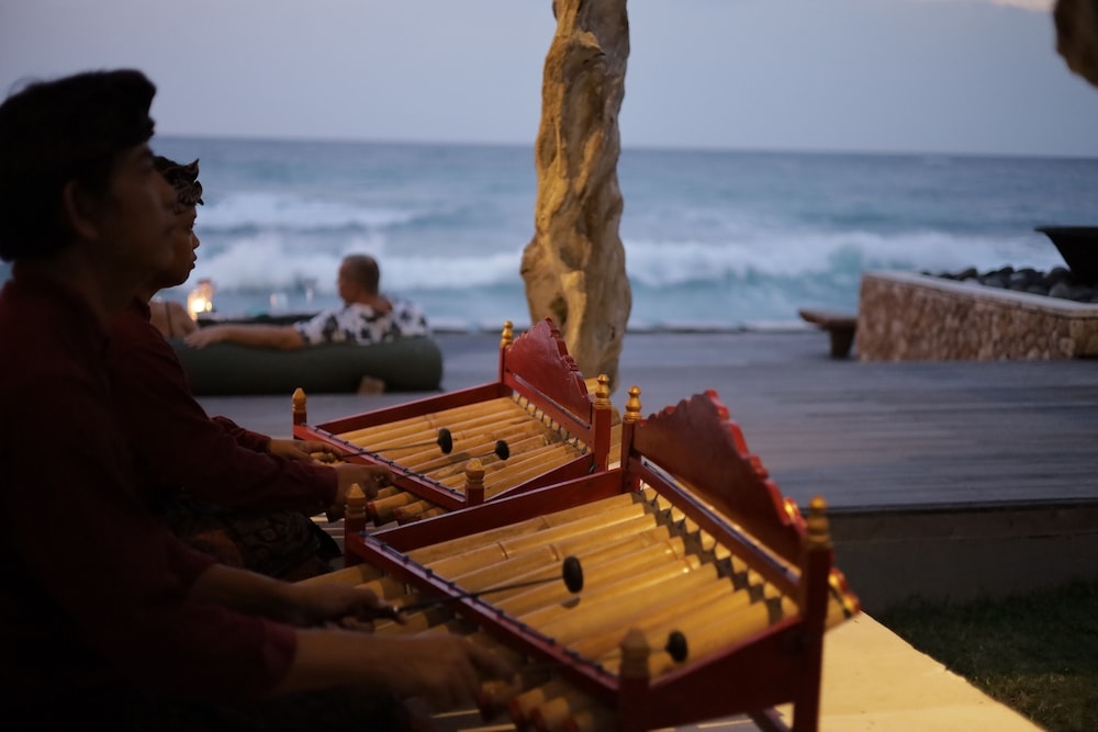 施設の正面 (日没後)