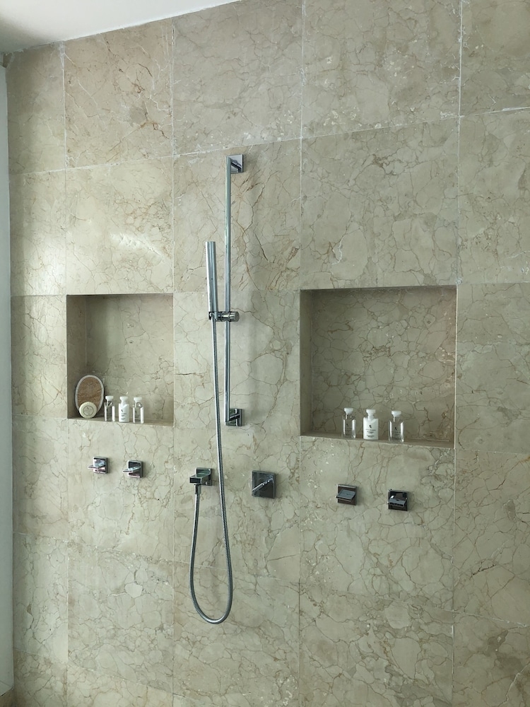 バスルームのシャワー