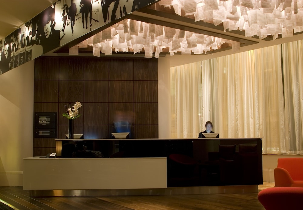 施設の正面 (日没後)