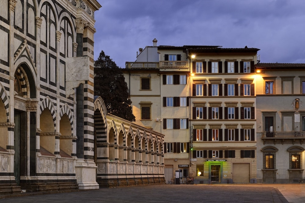 施設の正面 (日没後)