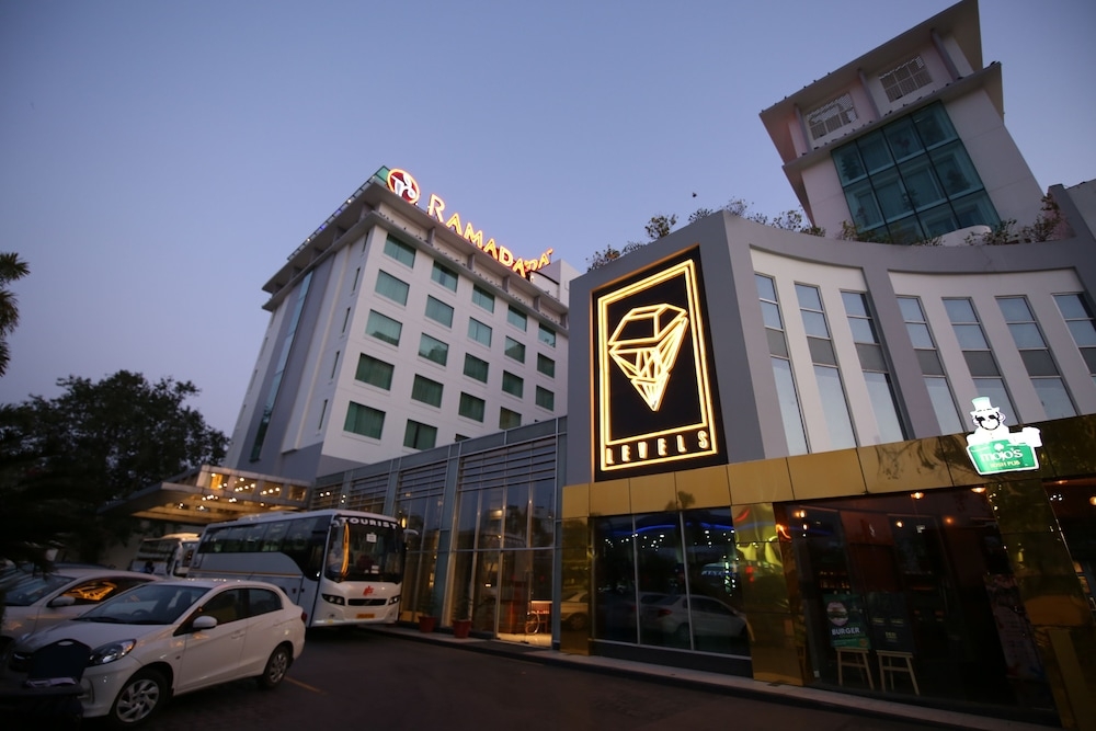 施設の正面 (日没後)