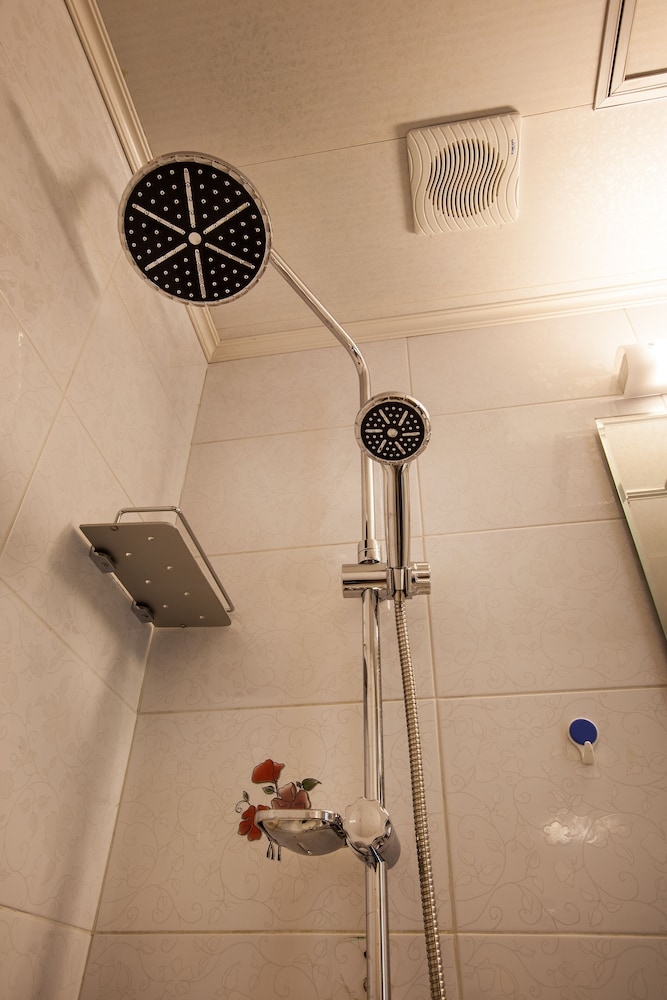 バスルームのシャワー