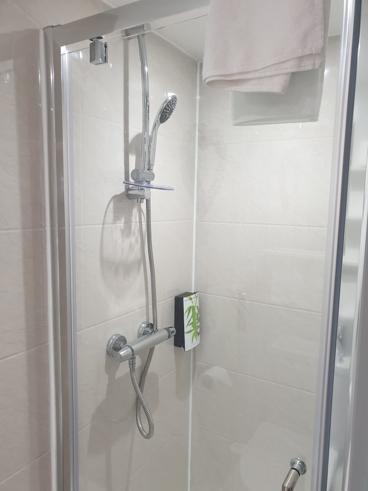 バスルームのシャワー