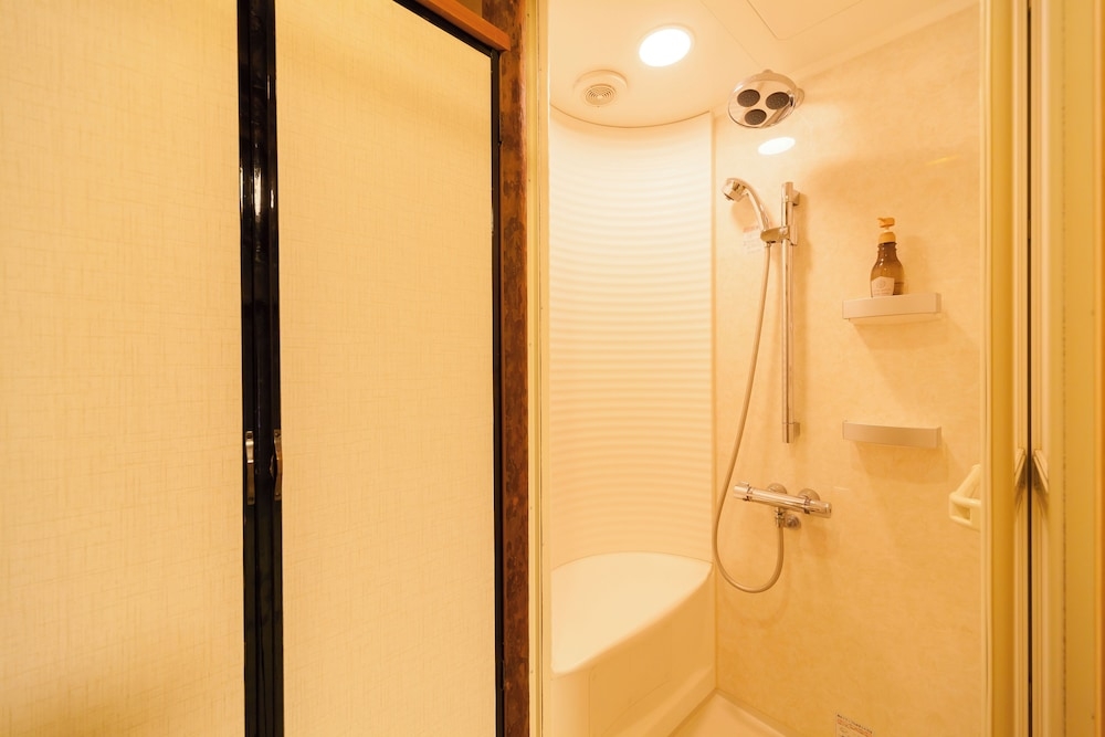 バスルームのシャワー