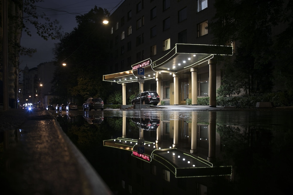 施設の正面 (日没後)