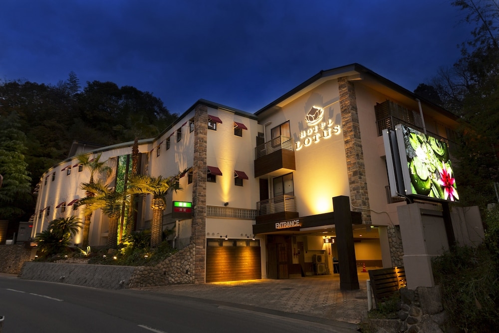 施設の正面 (日没後)