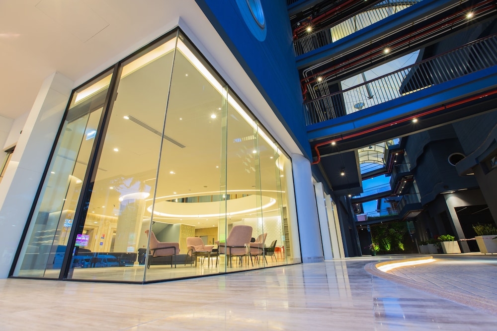 施設の正面 (日没後)