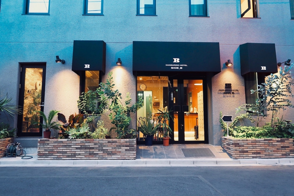 施設の正面 (日没後)