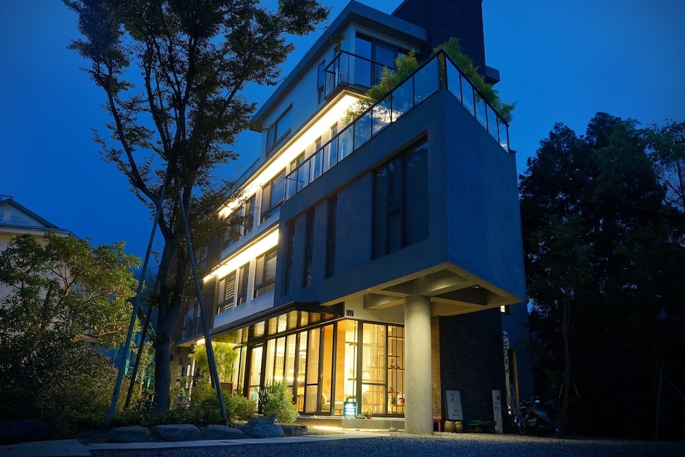 施設の正面 (日没後)