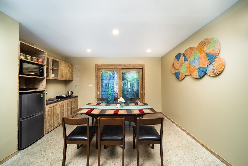 客室内のダイニングエリア