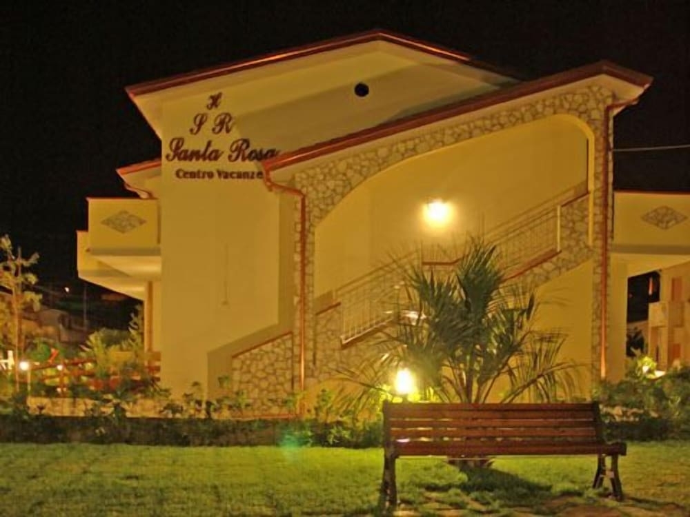 施設の正面 (日没後)