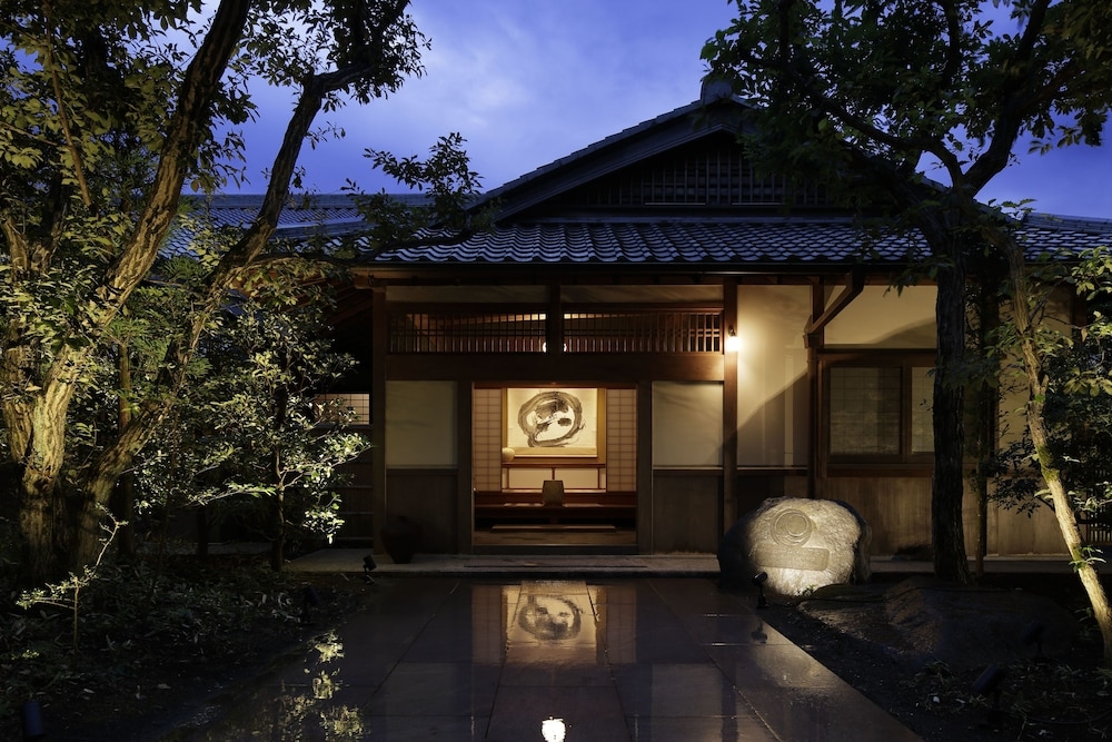 施設の正面 (日没後)