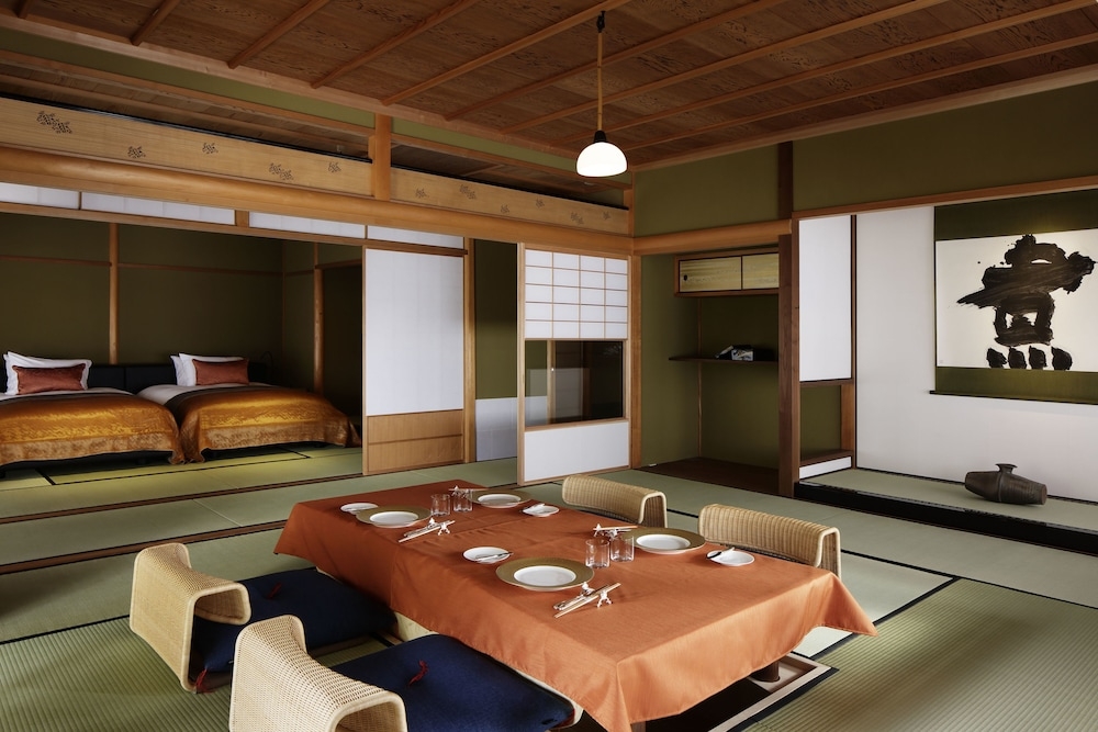 客室内のダイニングエリア