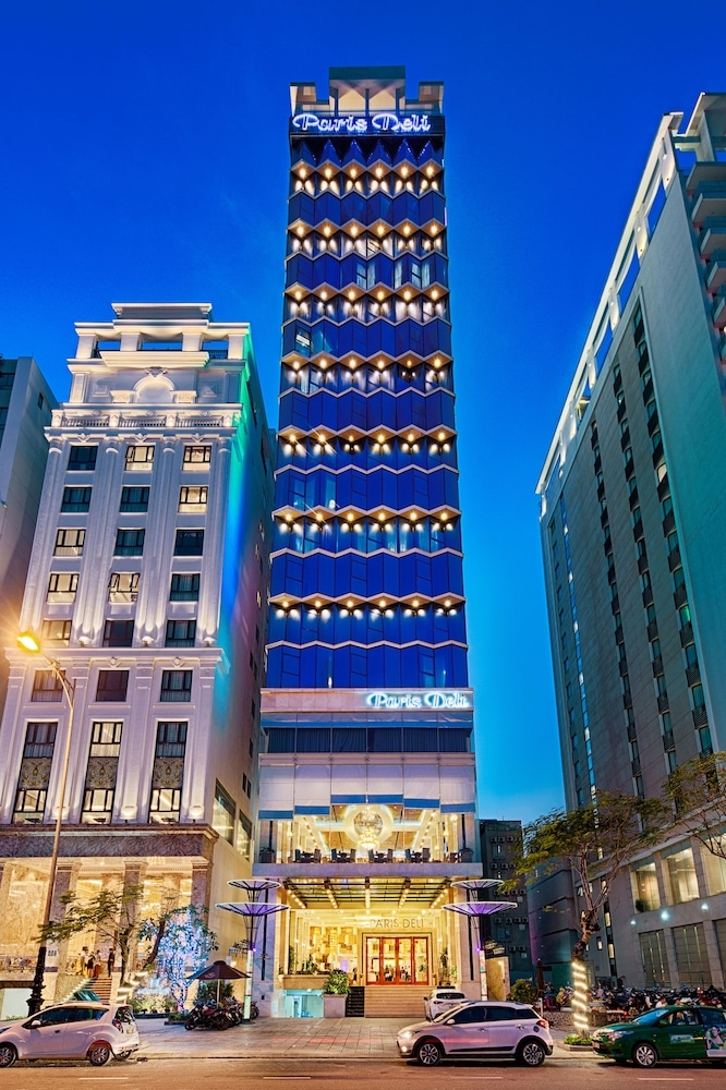 施設の正面 (日没後)