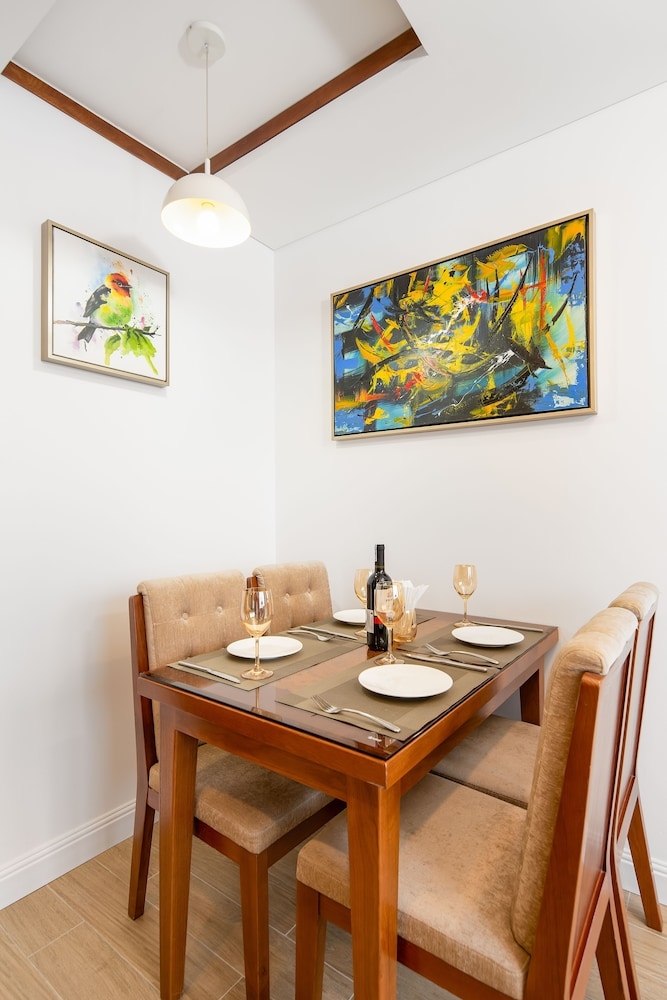 客室内のダイニングエリア