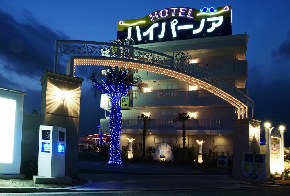 施設の正面 (日没後)