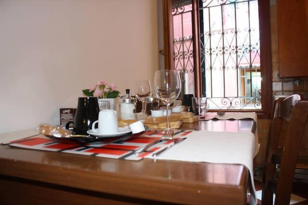 客室内のダイニングエリア