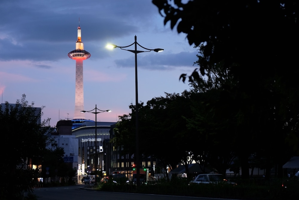 施設の正面 (日没後)