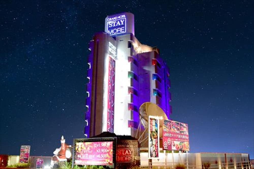 施設の正面 (日没後)